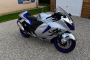 Suzuki Hayabusa avec jantes thermolaquées bleu dormant candy, vue profil droit