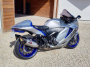 Suzuki Hayabusa avec jantes thermolaquées bleu dormant candy, vue profil droit